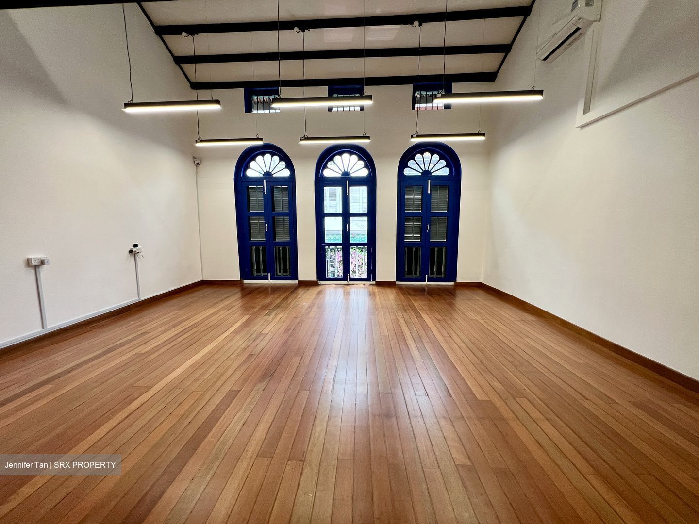 Club Street (D1), Office #613063331